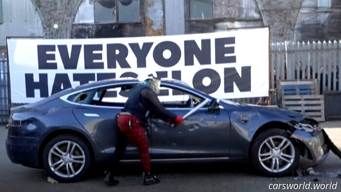 Manifestantes Furiosos Rompen Un Tesla En Pedazos En El Evento 'Todos Odian A Elon' | Carscoops